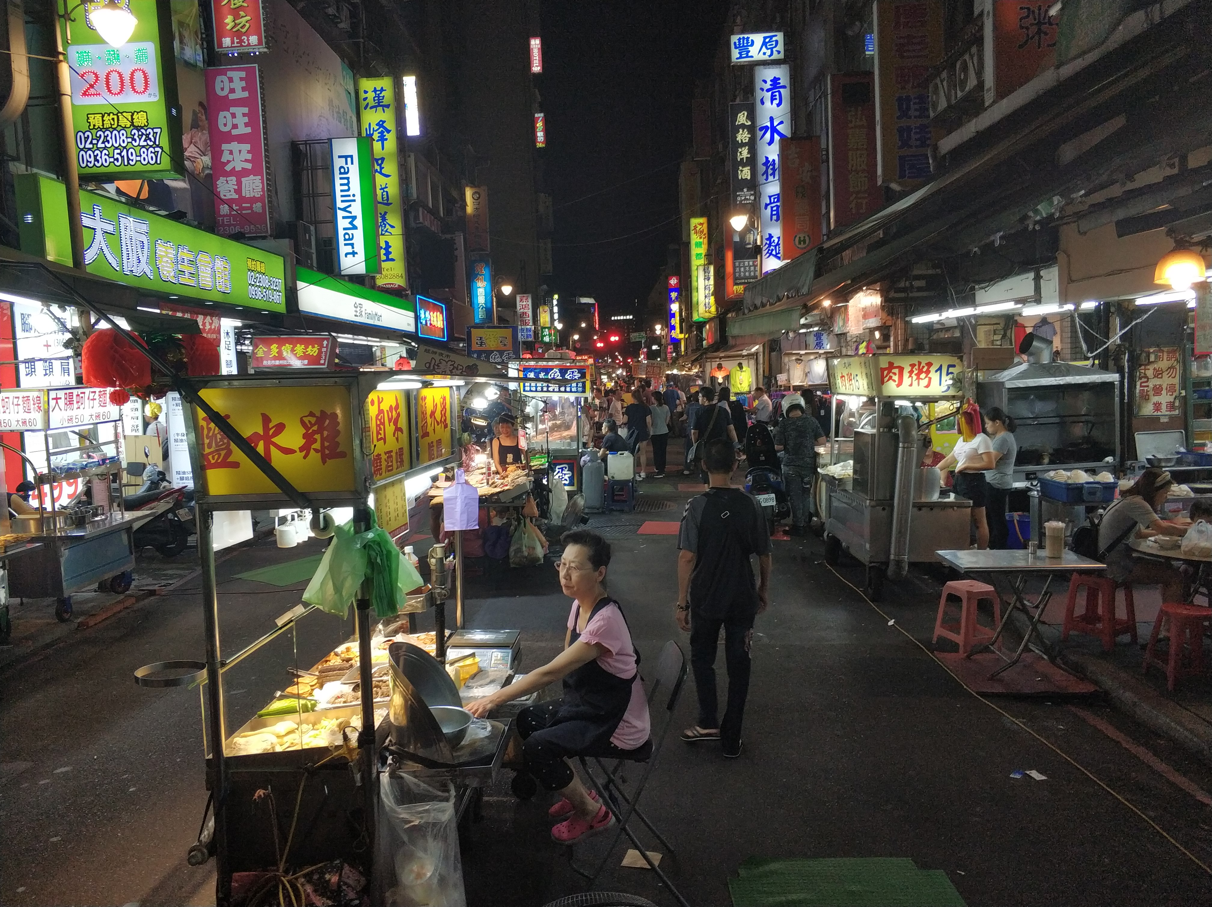 Lanternes rougeoyantes du marché nocturne